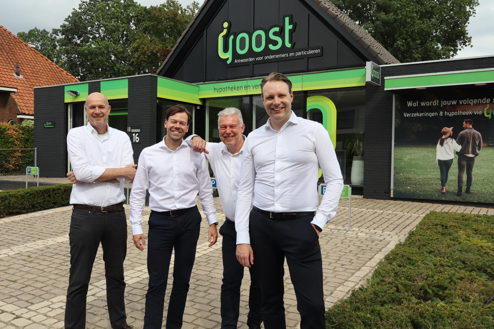 Het Yoost-team voor het kantoor aan de Stationsstraat in Twello