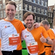Freddy en Jeroen – Dam tot Damloop 2025 Freddy en Jeroen na het voltooien van de Dam tot Damloop 2025 namens Yoost.